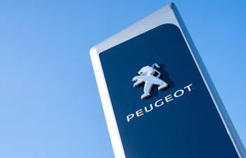 Logo de Peugeot en una fábrica.