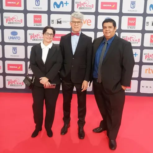 La productora Gabriela Sabaté, el actor Jorge Román y el director Hugo Giménez representaron a "Matar a un muerto" en los Premios Platino del Cine Iberoamericano.