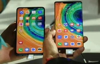 El gigante chino de la telefonía Huawei presenta su nuevo teléfono inteligente de gama alta, el primero en funcionar sin las aplicaciones de Google, en Múnich (Alemania), el 19 de septiembre de 2019.