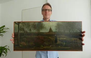 El detective Arthur Brand, conocido como el "Indiana Jones del arte", posa con el cuadro de Vincent Van Gogh recuperado.