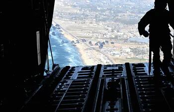 Aviones militares de Estados Unidos comienzan a lanzar ayuda para Gaza.