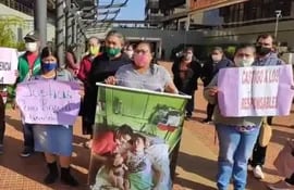 Familiares y amigos de Raquel Miranda se congregaron frente al Poder Judicial de Ciudad del Este, en el primer día del juicio contra las médica Rosana Nikonchuk y Griselda Sánchez.