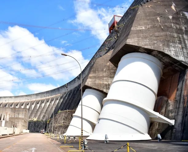 Central hidroeléctrica paraguayo-brasileña Itaipú, con dos de sus veinte tubos que descargan el agua del embalse sobre las turbinas.