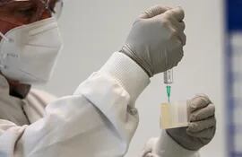Una bióloga trabaja en un laboratorio de  Steenvoorde, Francia. Numerosos países aceleran sus investigaciones en busca de una vacuna. Japón da luz verde a ensayos clínicos.
