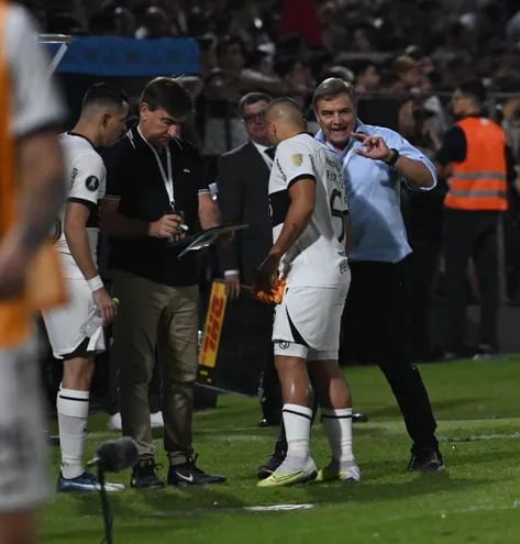 Diego Aguirre dándole indicaciones a Richard Ortiz, durante el partido de Olimpia ante Melgar por la Copa Libertadores.