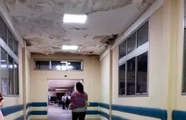 Numerosos pasillos del Hospital Central del IPS están con grietas y humedad, según la denuncia de los asegurados.