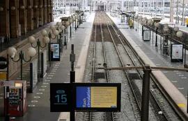 Estación Gare du Nord en Francia. El país amaneció paralizada en protesta por la reforma jubilatoria que pretende alicar el Gobierno de Emmanuel Macron.  (AFP)