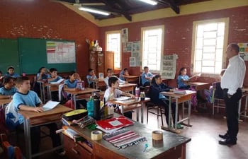 Primer día de clases con alumnos del 3º grado de la escuela Mariscal Estigarribia de la Calle 10.000 Defensores del Chaco de Santani