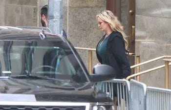 La actriz Stormy Daniel sale de la corte en Manhattan.