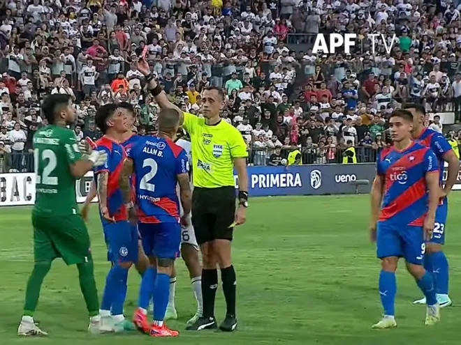 El árbitro Juan Gabriel Benítez expulsa a Miguel Martínez, arquero de Cerro Porteño, durante el superclásico del fútbol paraguayo.
