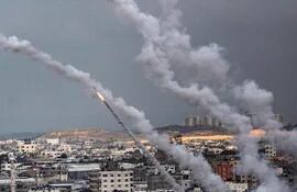 Cohetes lanzados desde Gaza van rumbo a Israel. Al menos 14 proyectiles fueron lanzados desde esta franja por segunda jornada consecutiva y respondidos por bombardeos israelíes, lo que provocó el pico de violencia en la zona.