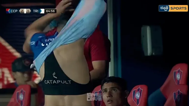 El argentino Claudio Aquino se saca la camiseta de Cerro Porteño al saber que no ingresará en el partido contra Sportivo Trinidense.