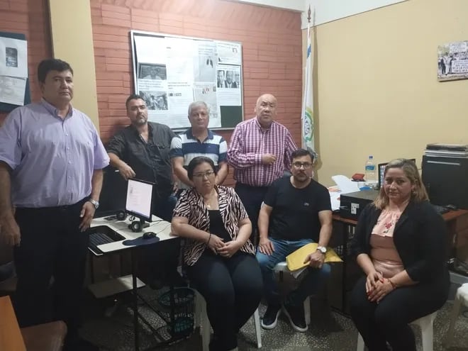 Miembros del Sindicato de Trabajadores del Instituto de Bienestar Rural (Sintibir) y el Sindicato de Trabajadores de la Reforma Agraria (Sintra), con los afectados por la intervención de las oficinas de Caaguazú.