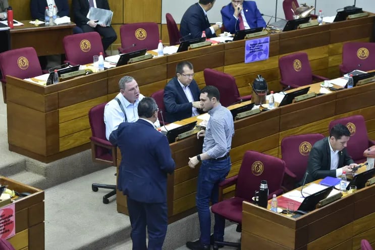 El senador Hernán David Rivas (ANR, HC) fue salvado por sus colegas, de un pedido de expulsión, hoy en la sala de sesiones del Senado.