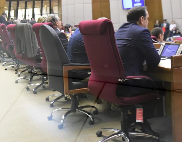 El diputado Jatar Fernández tuvo que solicitar otro sillón (de negro) ya que el nuevo no le sirvió. A su lado, los demás colegas si utilizaron los nuevos mobiliarios.