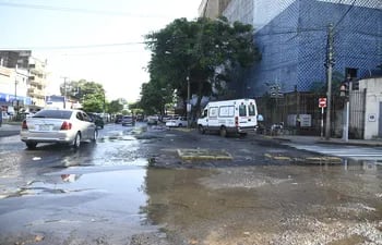 La calle Teodoro S. Mongelós de Asunción, al costado del Hospital de Trauma, se ve afectada por las aguas que riegan el asfalto.