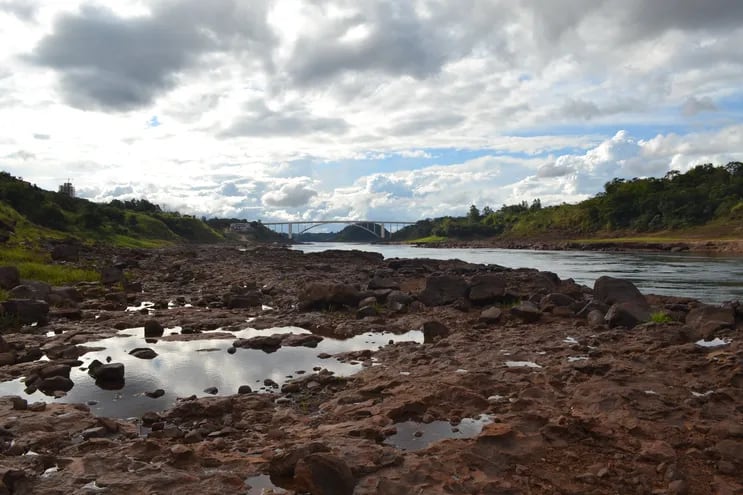 Las rocas del lecho del río Paraná están al aire libre por el significativo descenso del cauce hídrico.