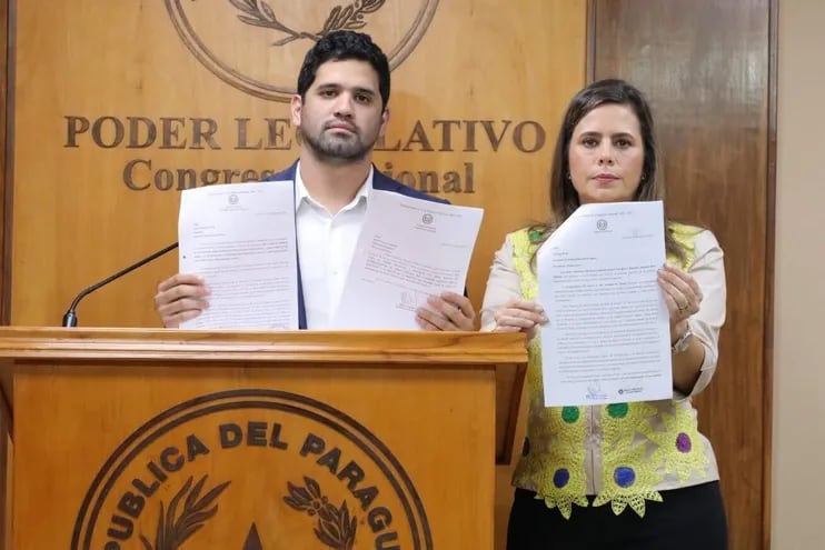 El diputado Raúl Benítez y la senadora Kattya González mostrando las notas para Peña y Ovelar.