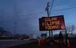 En Catarátas del Niágara, Nueva York, una señal de tráfico matricial muestra un mensaje para los conductores sobre el eclipse solar.