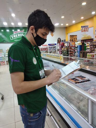 Un alumno de la Universidad Nacional del Este cuando colectaba el precio de los productos en un supermercado de Ciudad del Este.