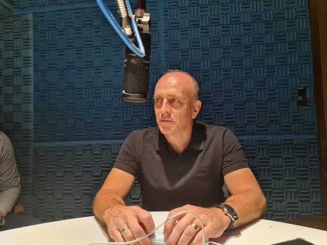 Fabián Coito, ex entrenador de las selecciones menores de Uruguay y la mayor de Honduras, en los estudios de Sport 890 de Montevideo.