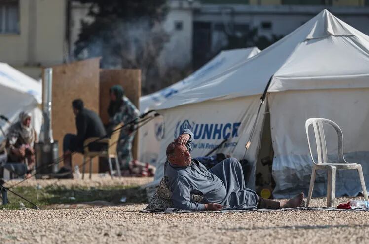 Un refugiado sirio descansa en un campamento improvisado tras los fuertes terremotos en Hatay, Turquía, el 24 de febrero de 2023.