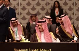 El príncipe Faisal bin Farhan (centro), ministro de Relaciones Exteriores de Arabia Saudi.