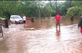 Tras las intensas precipitaciones registrada en Mbuyapey, el arroyo Ytu de la compañía Loma'i se desbordó, generando inundación en varias viviendas.