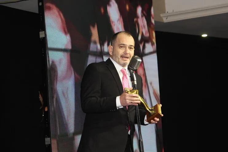 Carlos Troche, conductor del Noticiero Cardinal, está entre los nominados para los Premios Paraná.