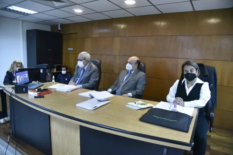 El Tribunal de Sentencia presidido por Carlos Hermosilla e integrado por Sandra Farías y Fabián Escobar.