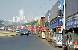 Camioneros cerraron rutas y llegaron a Asunción para exigir suba de precio de  fletes.