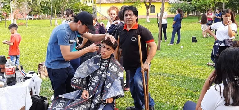 Elvio Dávalos, un peluquero con discapacidad física que triunfa en la vida.