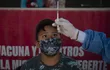 Un niño peruano se prepara para recibir la primera dosis de una vacuna de Pfizer-BioNTech contra el COVID-19, en Lima, Perú, donde los niños desde 5 años ya son vacunados.