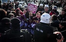 La Policía de Turquía intervino en una marcha contra la violencia machista en Estambul.