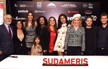 Parte del elenco y del equipo de realización de "El supremo manuscrito", junto al embajador de México, Juan Manuel Nungaray.