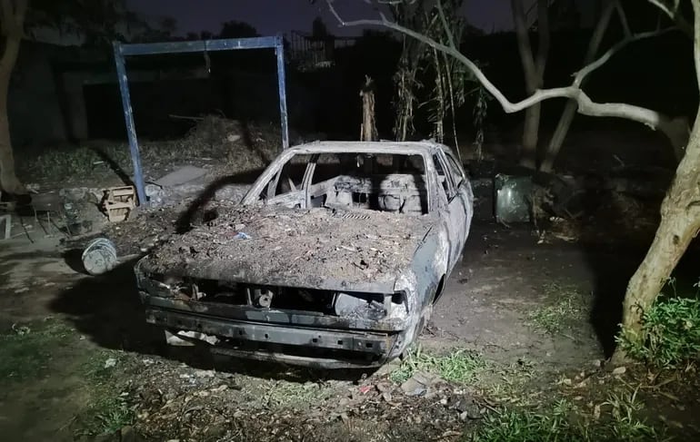 Así quedó el auto que se incendió anoche. El trabajador de un taller mecánico estaba durmiendo dentro y murió calcinad.
