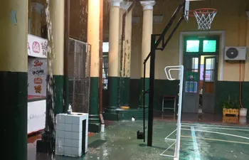 Las goteras afectan las aulas de la escuela República de Brasil con cada temporal.