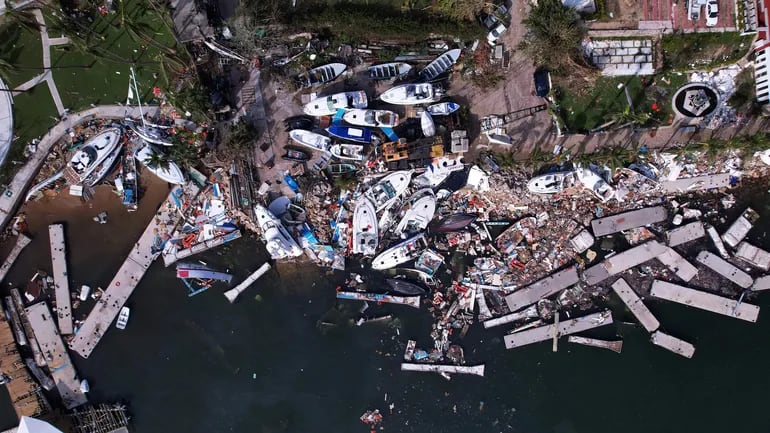 Fotografía aérea que muestra el club de yates de Playa Manzanillo tras el paso del huracán Otis hoy, en Acapulco (México). El club de yates de Playa Manzanillo, uno de los destinos turísticos más importantes del país, quedó arrasado por el paso del huracán Otis el pasado miércoles.