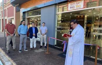 El sacerdote Sergio Maciel durante la bendición del nuevo local de Luminotecnia, habilitado en la ciudad de Concepción.