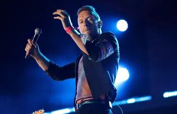 Chris Martin, el líder de la banda Coldplay, se comprometió con Dakota Johnson.