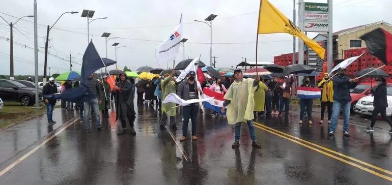 En Carapegua, como en otros puntos del país, los docentes cumplieron ayer su décimo día de protestas.
