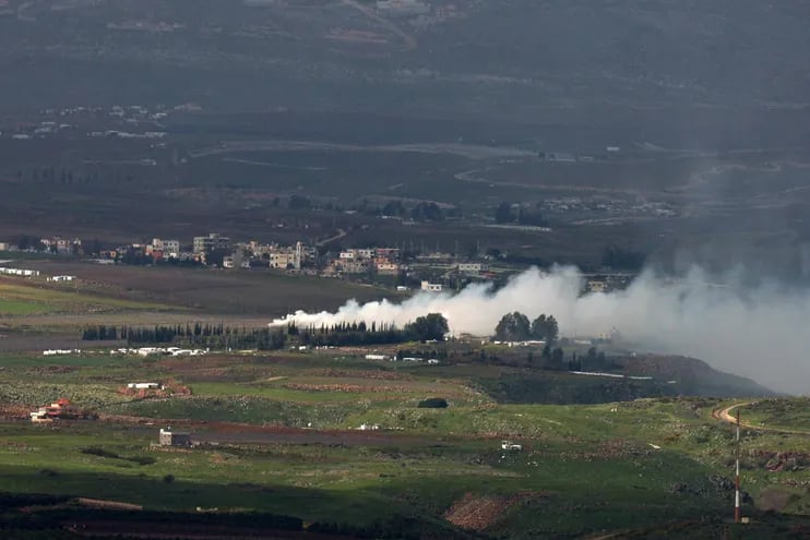 Undisclosed (Israel), 03/03/2024.El humo se eleva desde la aldea de Arab El Louaizeh, en el sur del Líbano, tras los bombardeos israelíes, visto desde el lado israelí de la frontera, este domingo. Las Fuerzas de Defensa de Israel (FDI) informaron que una célula de Hezbollah lanzó misiles antitanque contra un objetivo militar en la región de Maayan Baruch, sin dejar heridos, y las FDI respondieron apuntando a las fuentes del fuego en el Líbano. (Líbano, Hezbulá/Hezbolá) EFE/EPA/ATEF SAFADI