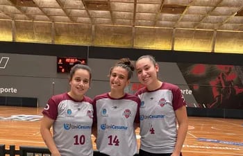 Las atletas Yamile Oliveira, Naomi Auteri y Alejandra Velázquez previo a los trabajos de pretemporada de Araraquara de Brasil.