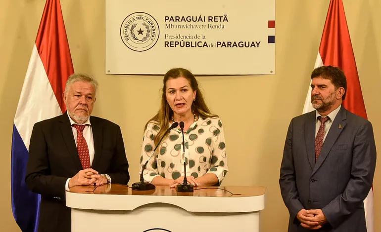 La ministra de Salud, María Teresa Barán, junto al presidente del IPS, Jorge Brítez (i) y Raúl Doria (d) titular del INCAN.