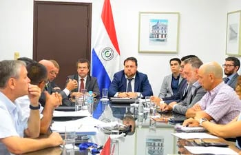 Autoridades de Cancillería se reunieron con representantes de gremios empresariales para conocer detalles de la reunión entre los países miembros del Acuerdo Hidrovía Paraguay-Paraná, desarrollado el jueves pasado en Buenos Aires.