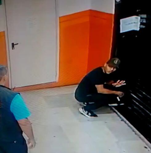 El joven fue detenido cuando intentaba ingresar nuevamente al local clausurado. / Captura de video