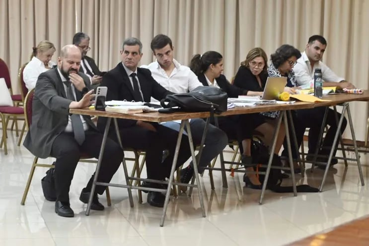 Marcello Fretes (primero de la derecha) y Héctor Grau (tercero de la izquierda), junto a sus abogados defensores, durante la audiencia preliminar.