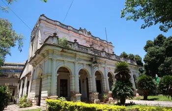 Desde la Universidad Nacional de Asunción (UNA) conformaron un equipo técnico para la restauración de la sede del rectorado ubicado sobre avenida España. La construcción del edificio data de 1900.