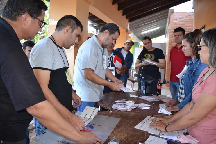 El conteo de los votos en la Escuela Margarita Cabral Centurión de San Juan Nepomuceno.