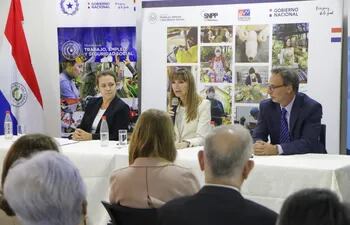 La ministra de MTESS Carla Bacigalupo, Matilde Bordon del Banco Mundial y el economista Ignacio Apella brindaron detalles del informe